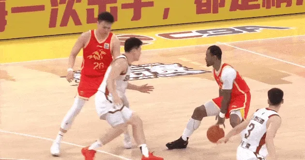 开云-塔克造成张宁三分犯规，张宁表示先拉手对方才合球投篮
